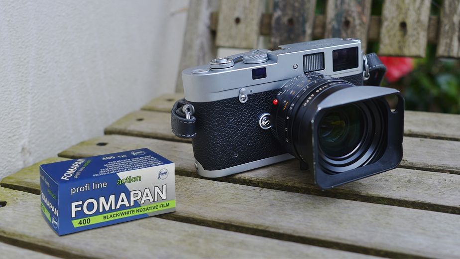 A box of Fomapan 400 next to a Leica M-A camera