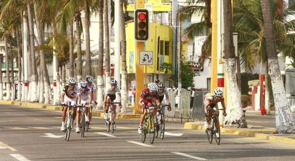 Riders try to get away on stage 1