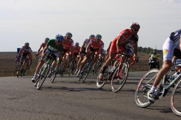 The peloton leans on a sweeping corner