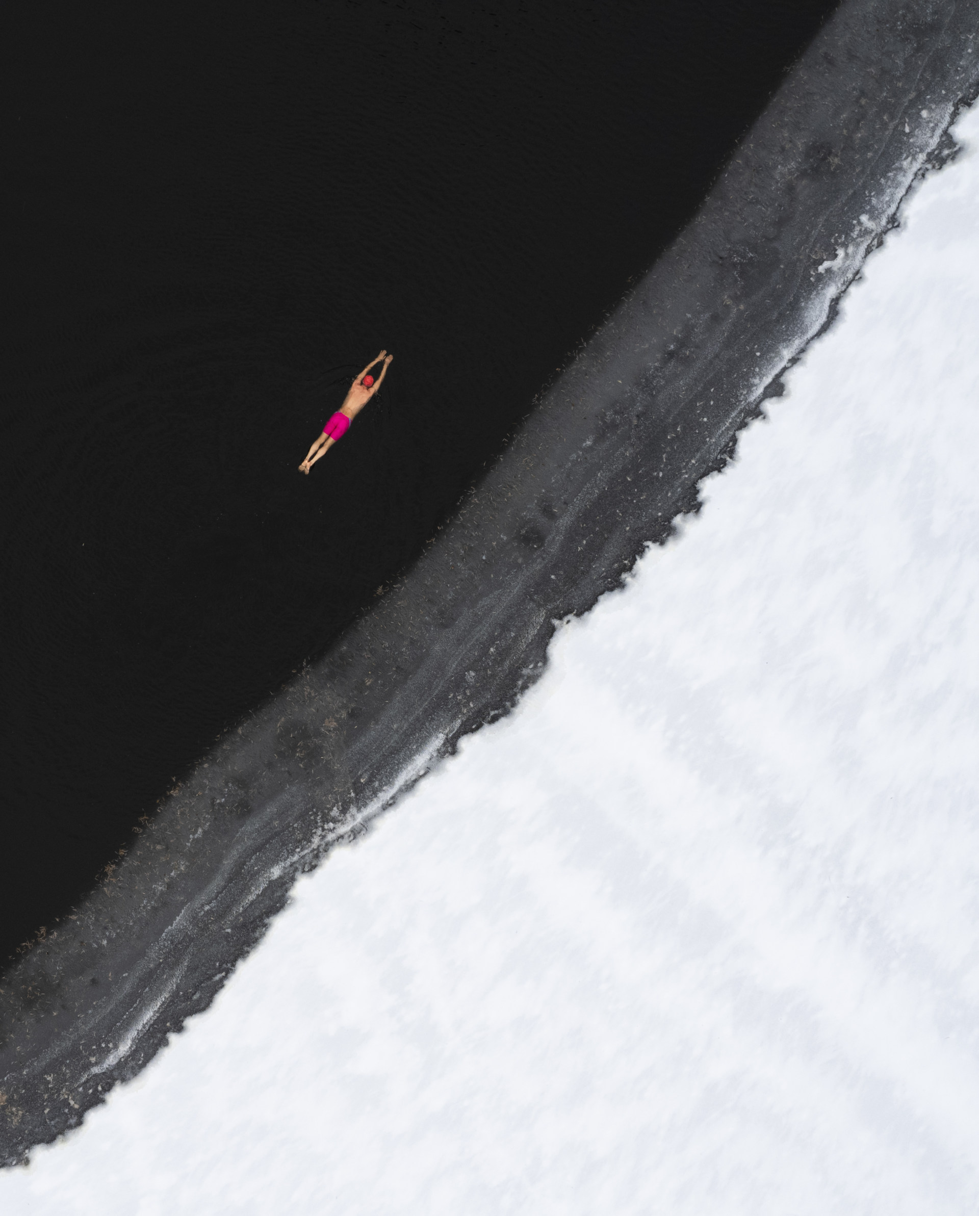 Un hombre nadando en un lago helado