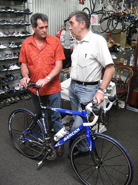 Two former competitors. The great Australian cyclist of the '70s and '80s, Don Allan, chats with Merckx. The two became lifelong friends.