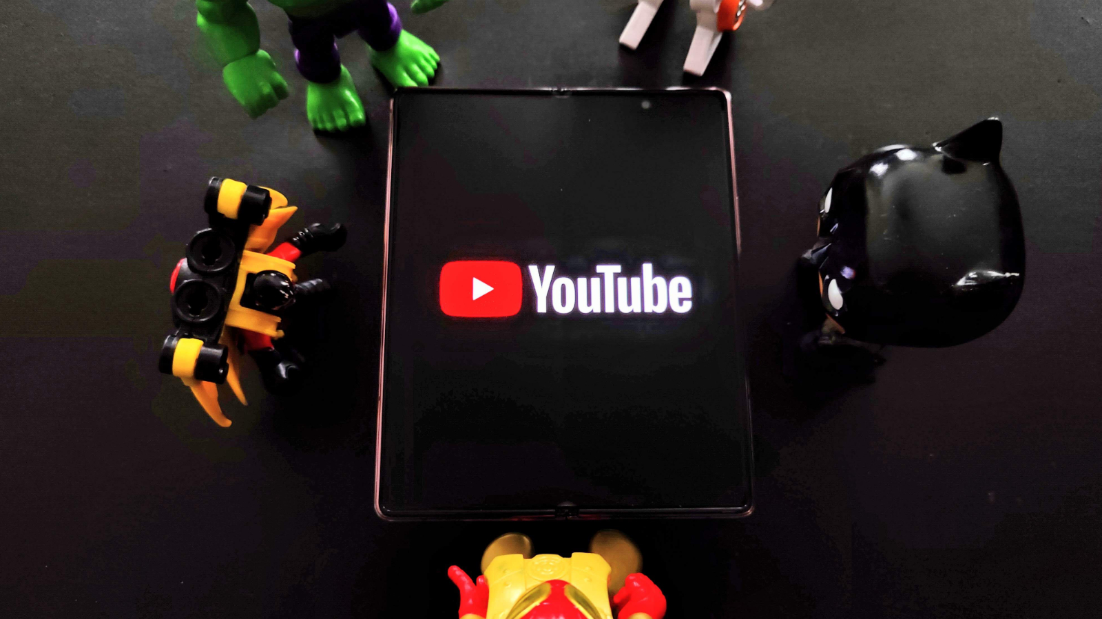 YouTube no Galaxy Z Fold 2 com brinquedos ao redor