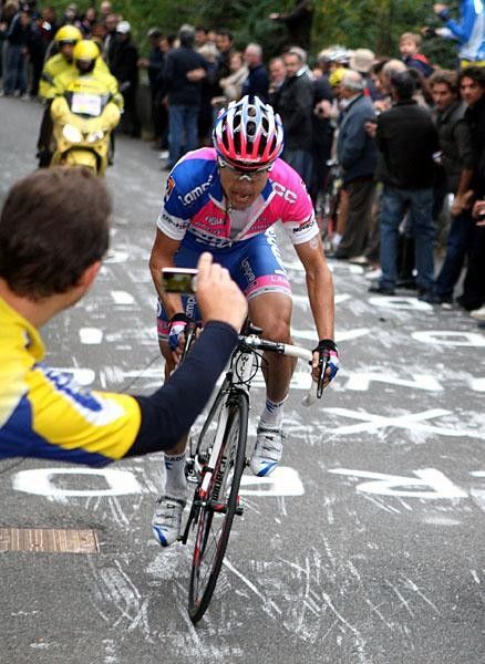 A tifosi gets a great picture of the storming Cunego.