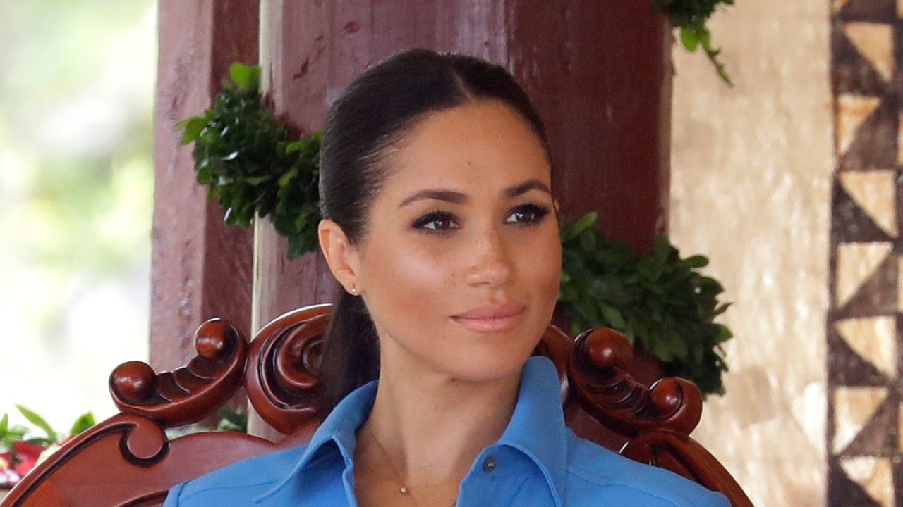 TUPOU COLLEGE TOLOA, TONGA - OCTOBER 26: Meghan, Duchess of Sussex talks with students during a visit to Tupou College in Tonga on October 26, 2018. Prince Harry and his wife Meghan are on day 11 of their 16-day tour of Australia and the South Pacific. (Photo by Kirsty Wigglesworth - Pool/Getty Images)