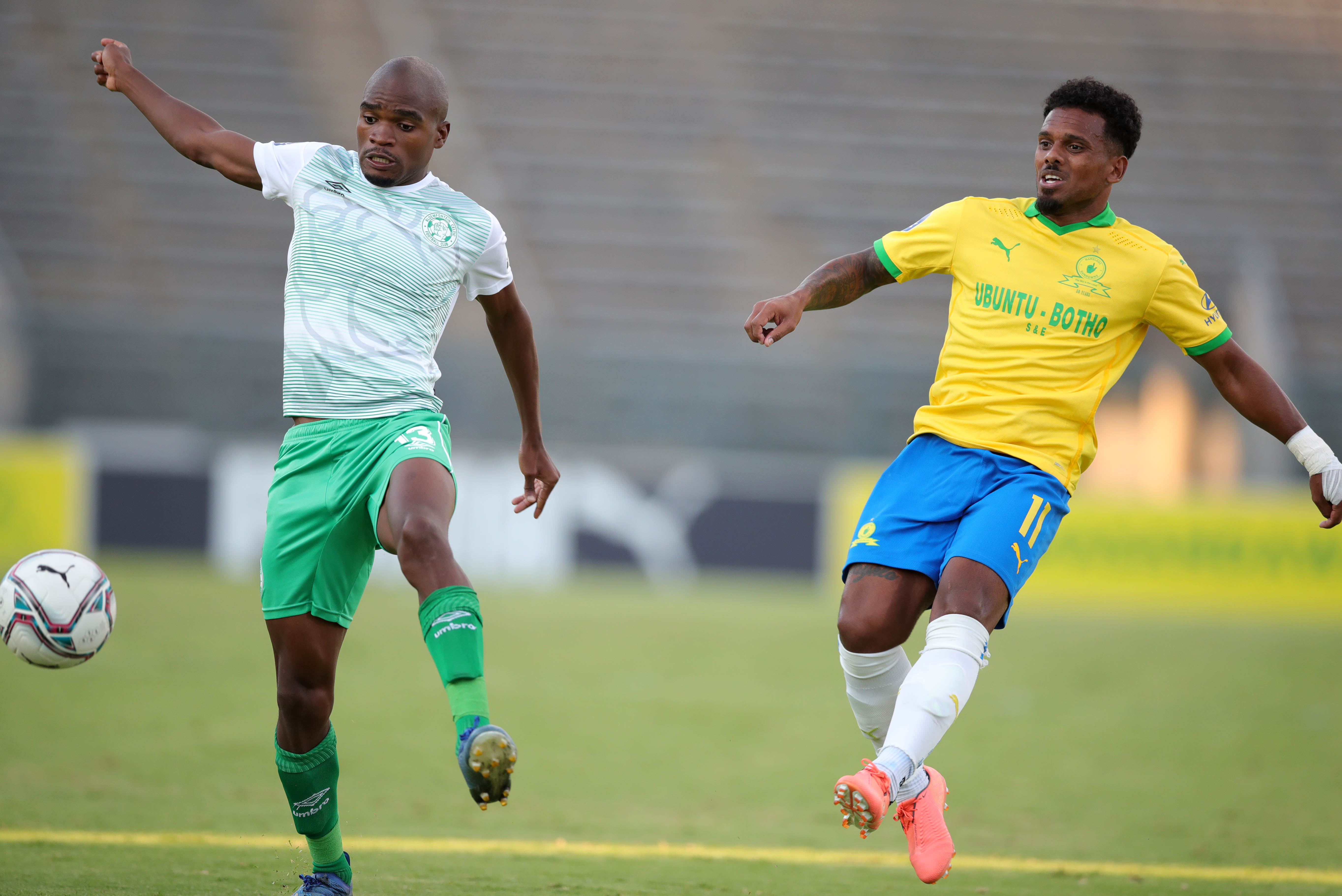 Siphelele Luthuli challenged by Kermit Erasmus