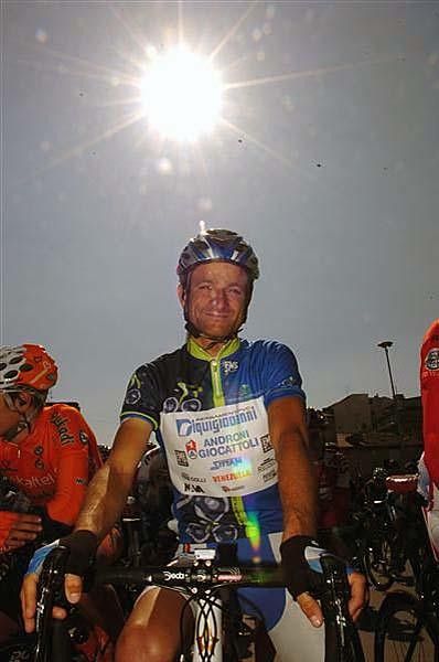 Michele Scarponi (Serramenti PVC Diquigiovanni-Androni Giocattoli) awaits the start on the final stage.