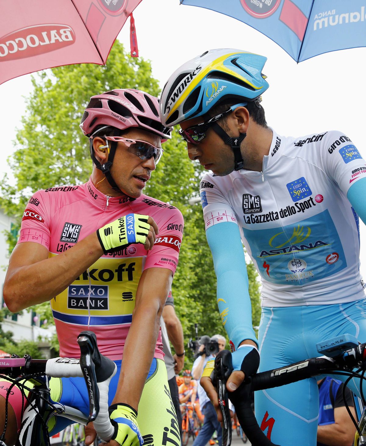 Alberto Contador (Tinkoff-Saxo) talks to rival Fabio Aru (Astana)