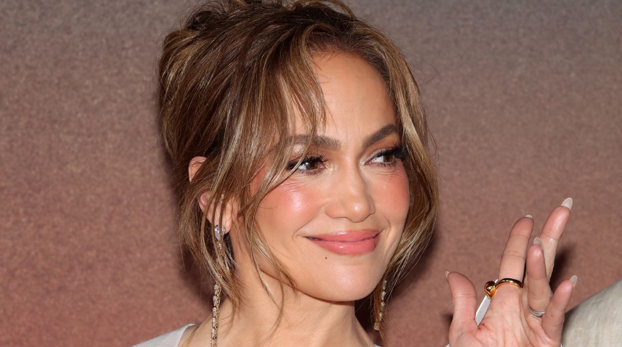 Jennifer Lopez poses during the &#039;Atlas&#039; Mexico City Fan Event at Plaza Toreo Parque Central on May 21, 2024 in Naucalpan de Juarez, Mexico.