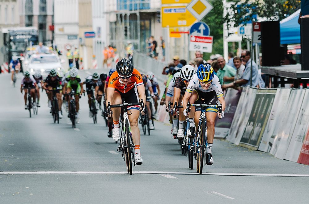 Sprint for third - Amy Pieters, Emma Johansson