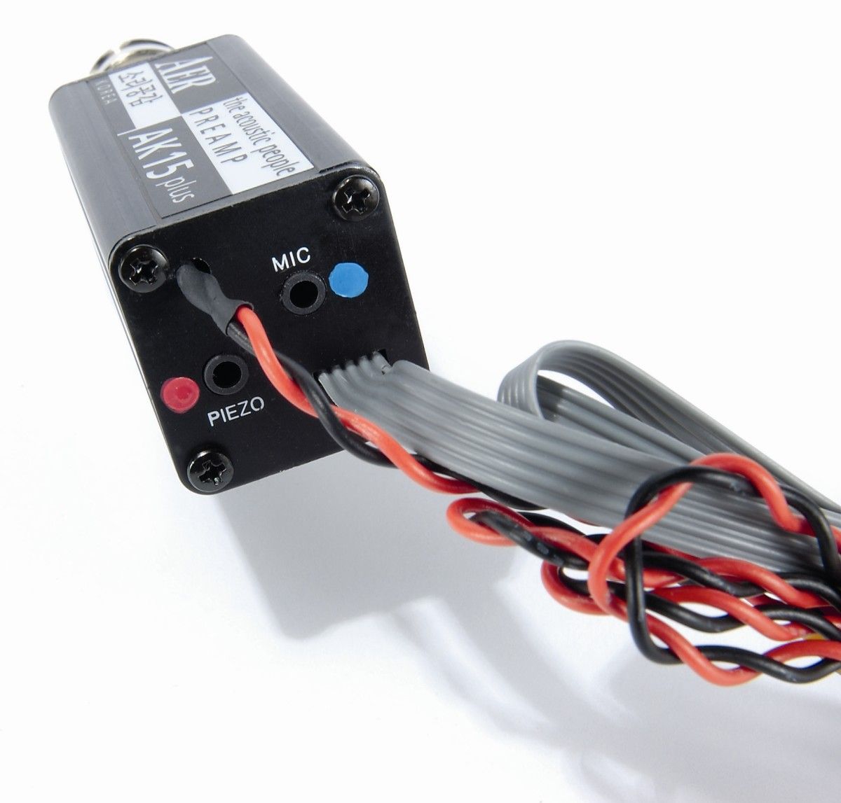 The preamp blends the signal from the piezo and mic pickups