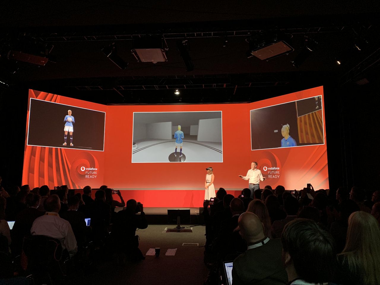 La extra&ntilde;a luz de una conferencia es siempre una dura prueba, pero el iPhone XS Max lo maneja muy bien