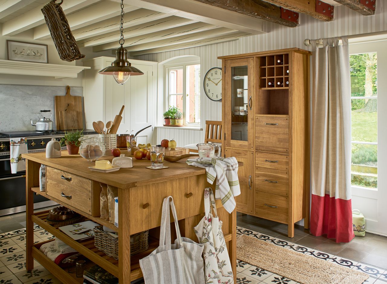 Freestanding kitchens: 17 flexible ways to create a rustic look | Real ...