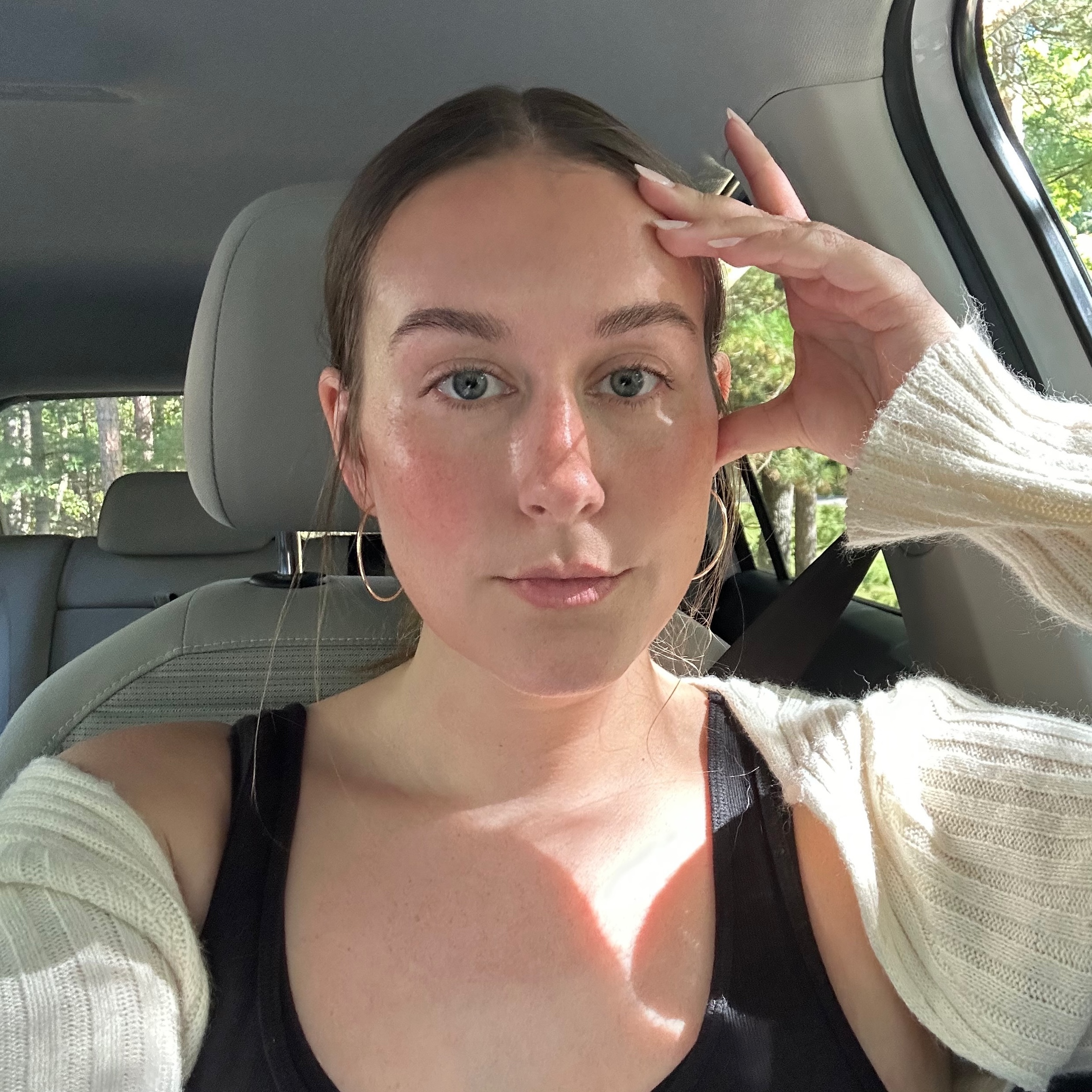 Who What Wear beauty editor Kaitlyn McLintock wears L&#039;Or&amp;eacute;al Lumi Le Glass and Glow Highlighter Stick.