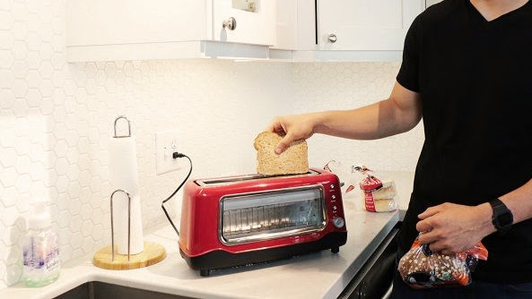 Dash Clear View DVTS501RD Toaster being tested in writer's home