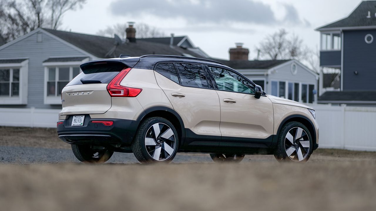 2025 Volvo EX40 Ultra Twin Motor test drive review.