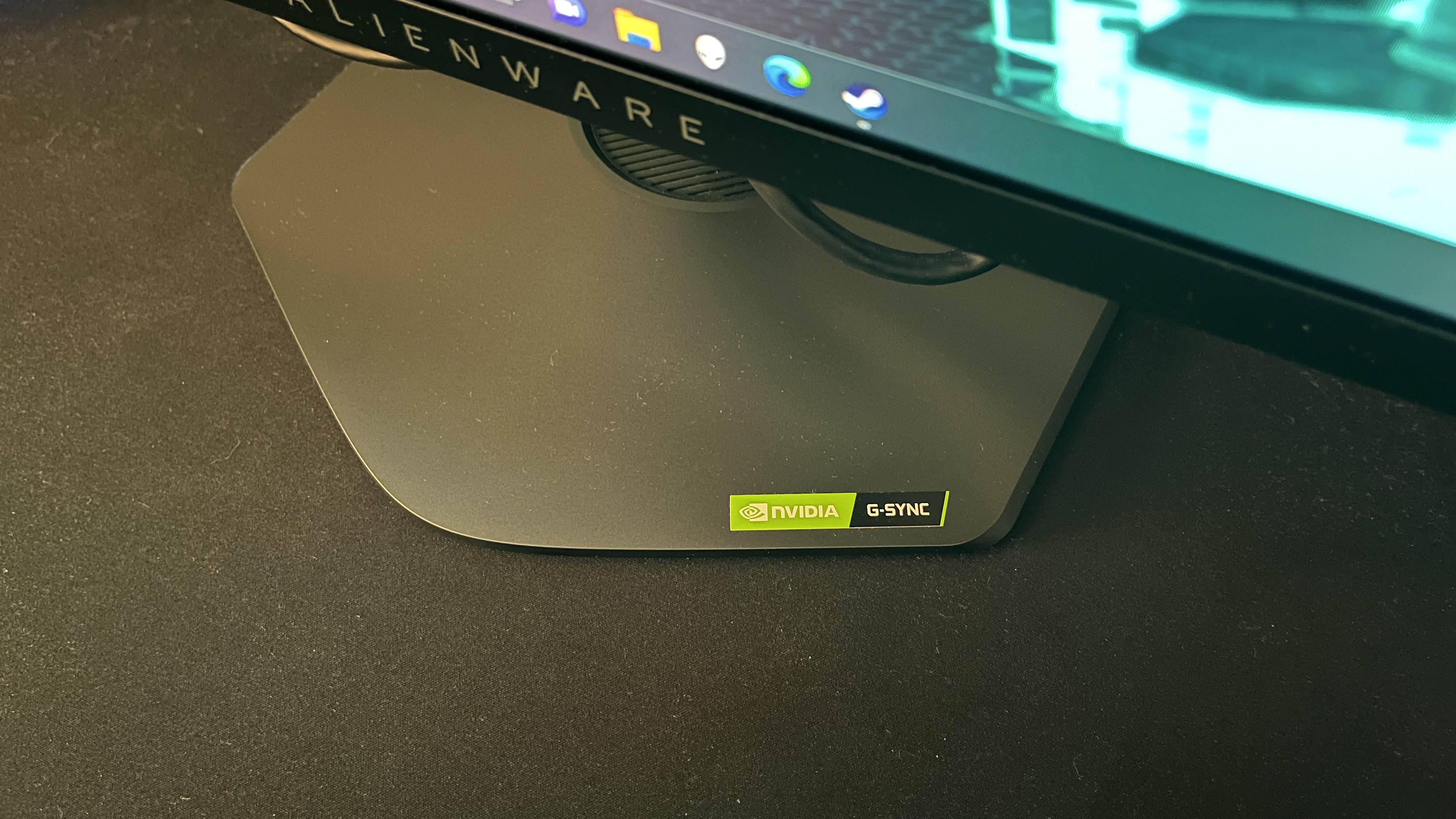 Alienware AW2524H 500 Hz em uma mesa de pé