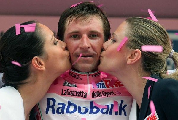 Denis Menchov (Rabobank) is the new leader of the Giro d'Italia.