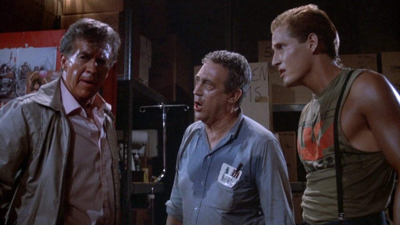 Clu Gulager, James Karen y Thom Mathews en El regreso de los muertos vivientes