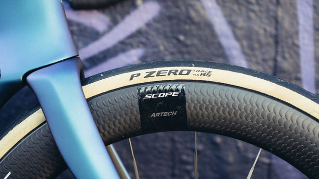 Pneu Vélo Route Hutchinson Blackbird 700x28c Tubeless TLR - Neuf, Made In France