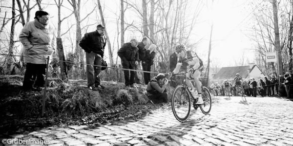 Sep Vanmarcke chases down Tom Boonen, Hushovd is left trailing