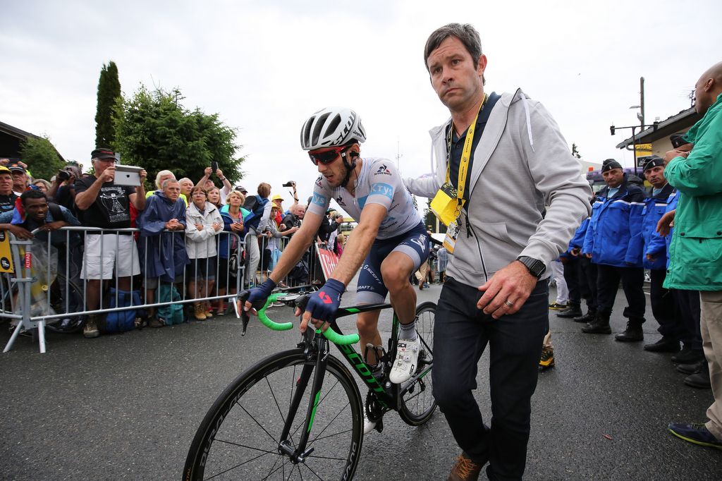 Adam Yates (Orica-BikeExchange) with Julian Dean after stage 19