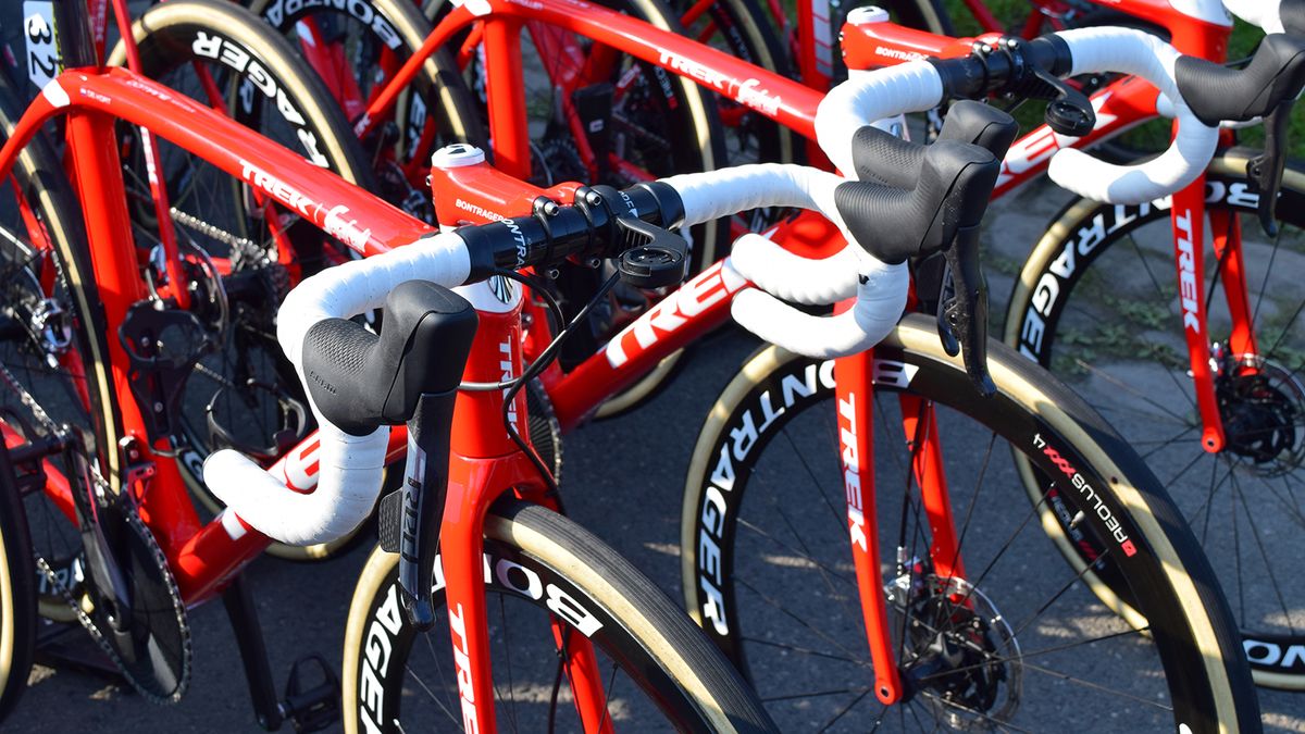 Koen de Kort ran Shimano Di2 sprint shifters in conjunction with his new SRAM RED eTap AXS groupset