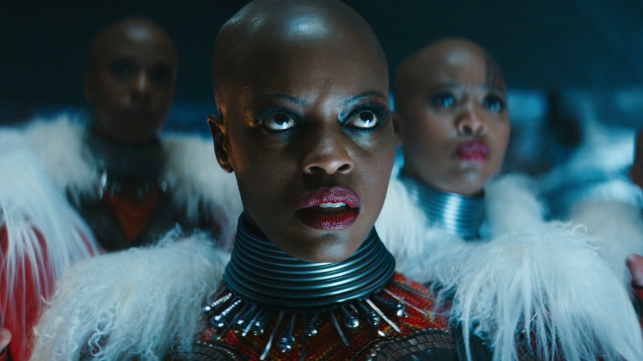 Florence Kasumba como Ayo en Black Panther: Wakanda Forever.