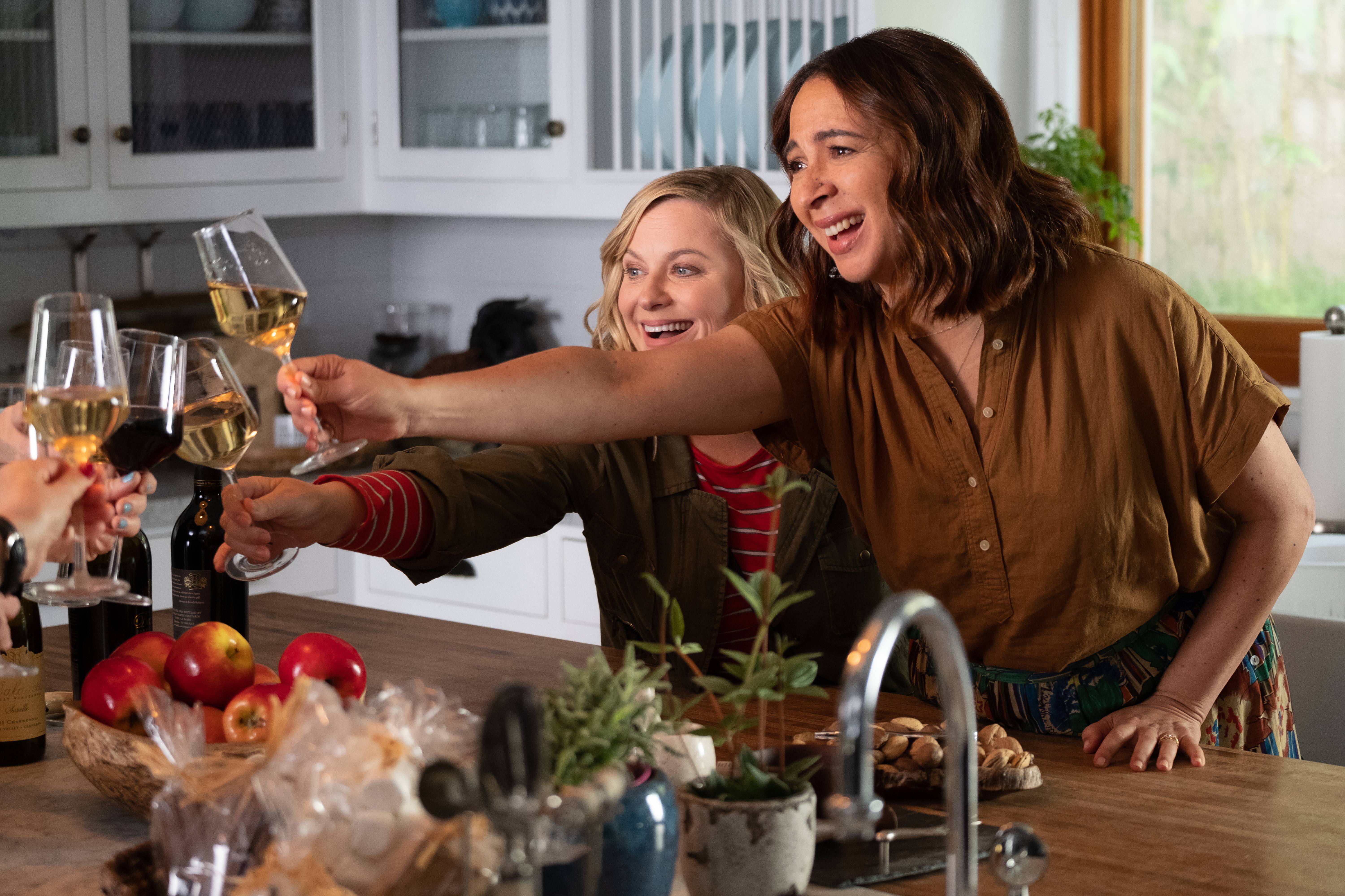 Amy Poehler and Maya Rudolph in Netflix&#039;s Wine Country