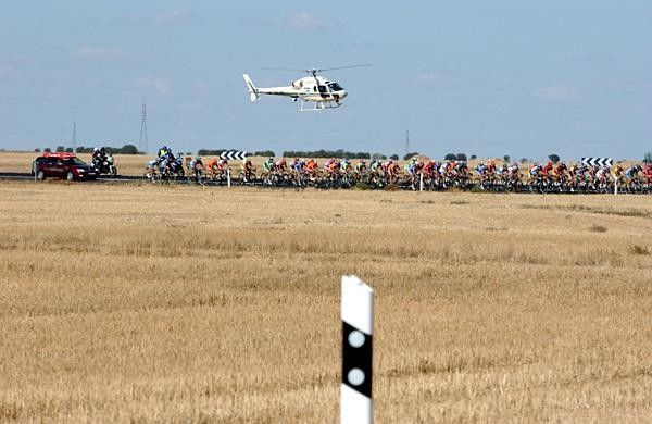 The bunch races along in stage 16