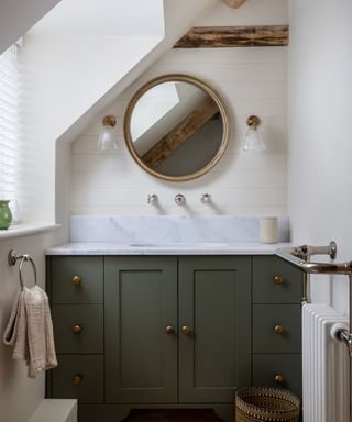 Bathroom decorated with vintage pieces