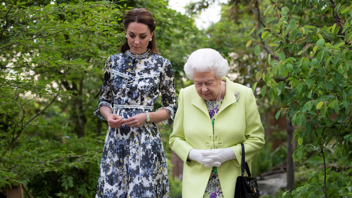 Onlookers recall nervous Kate Middleton stuffing twigs into her handbag