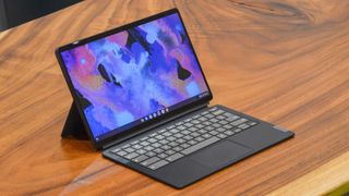 El Lenovo IdeaPad Duet 5 en una mesa