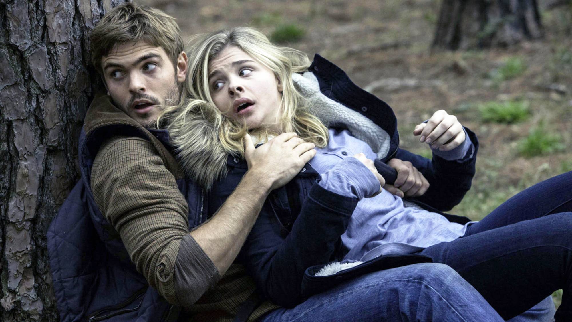 (L-R) Alex Roe as Evan Walker and Chloë Grace Moretz as Cassie Sullivan in "The 5th Wave"