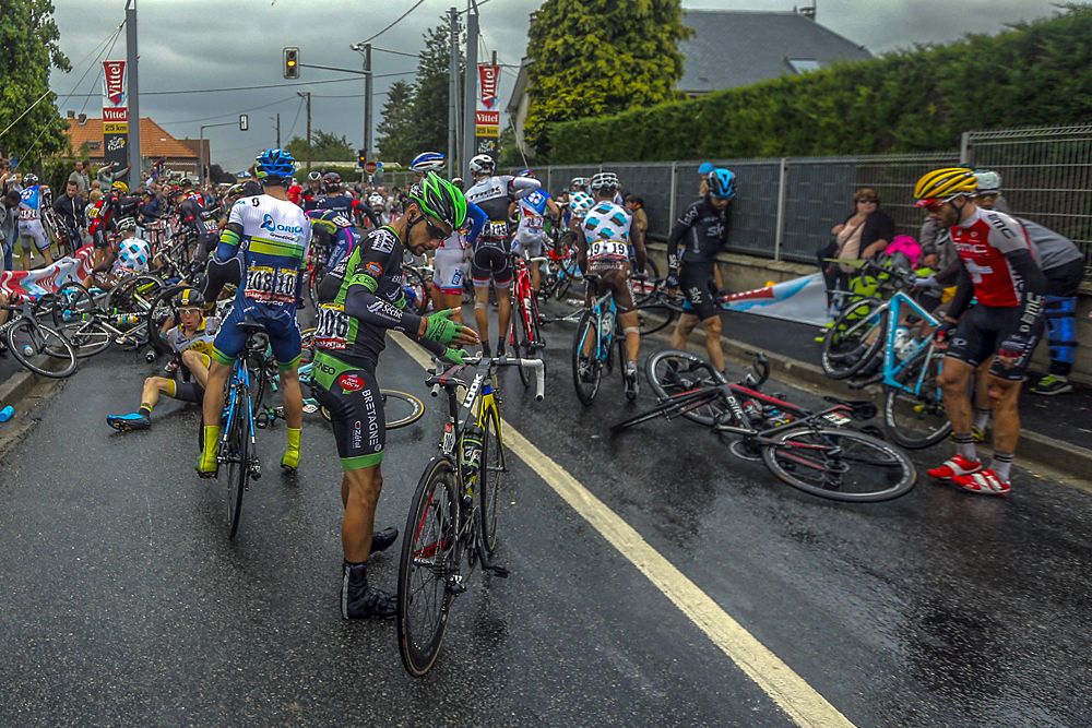 Bikes and bodies everywhere on the stage 5 crash near Amiens