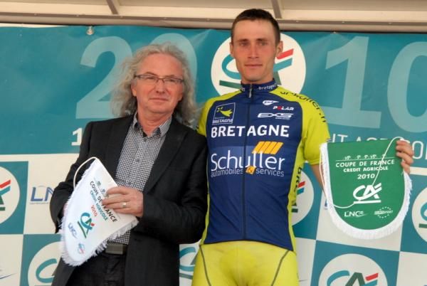 Organiser Jean Paul Mellou&euml;t awards Florian Vachon the coupe de France leader's prize