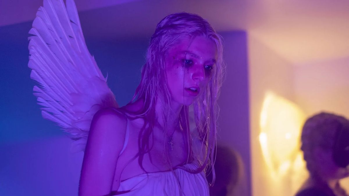 Hunter Schafer in Juliet costume in Euphoria season 1