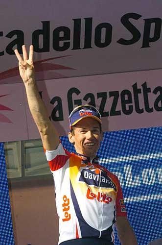 Three, three, three for Robbie McEwen at Giro '06