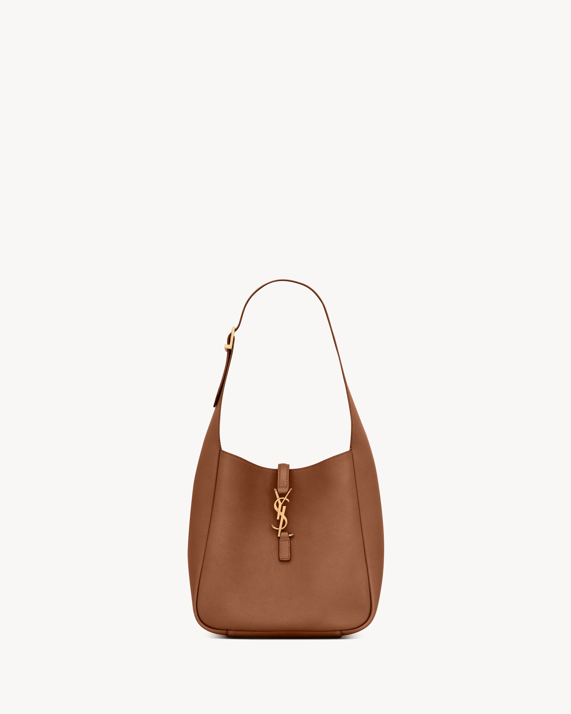 Le 5 À 7 Supple Small in Grained Leather