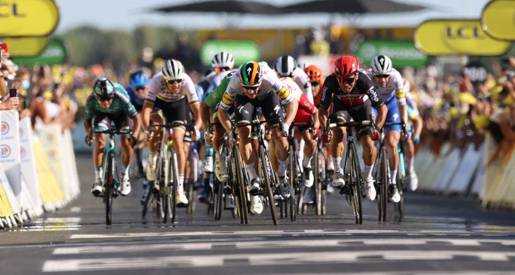 Sam Bennett (Deceuninck-Quickstep) powers to the line ahead of Caleb Ewan (Lotto-Soudal)