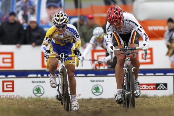 Havlikova storms past Hanka Kupfernagel after the barriers