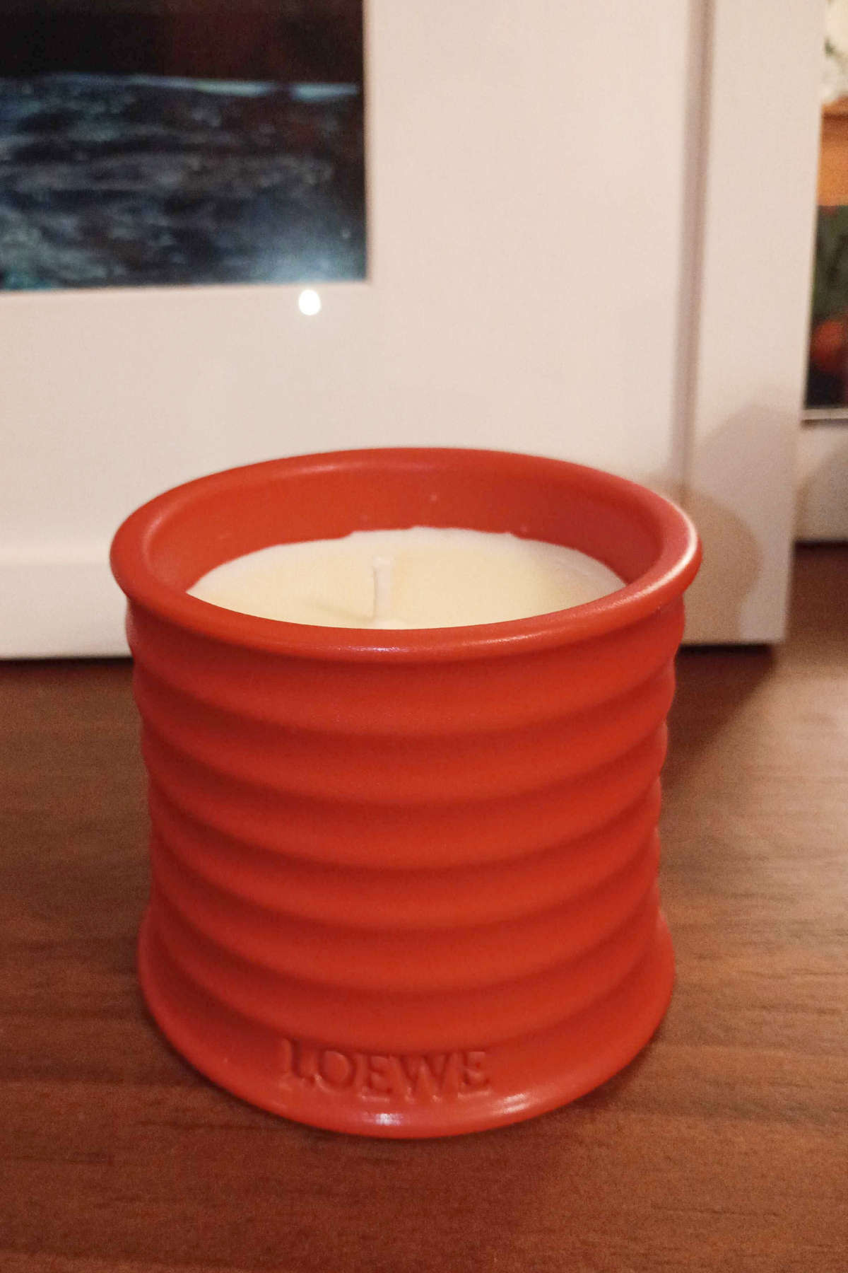 Loewe tomato leaves candle on a wooden base