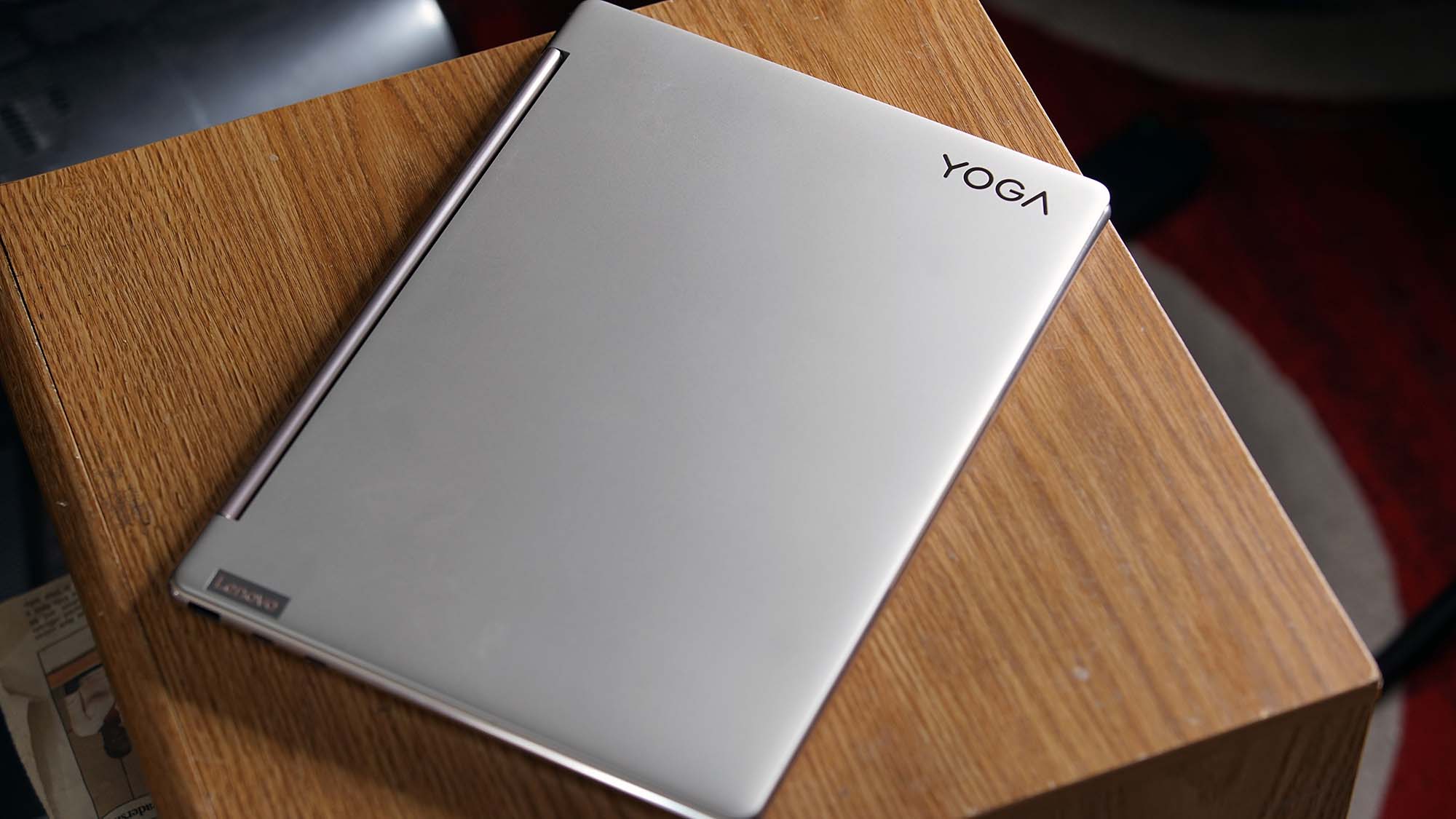 Lenovo Yoga 9i Gen 7 ditutup di atas meja