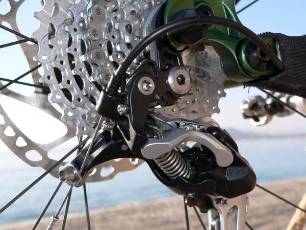 A fixed B-position will keep the Shadow rear derailleur body