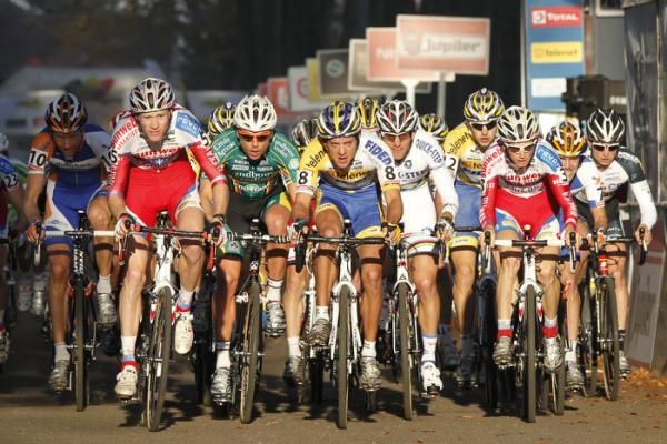 The elite men are off with Klaas Vantornout (Sunweb-Revor), 2nd left, about to grab the hole-shot.
