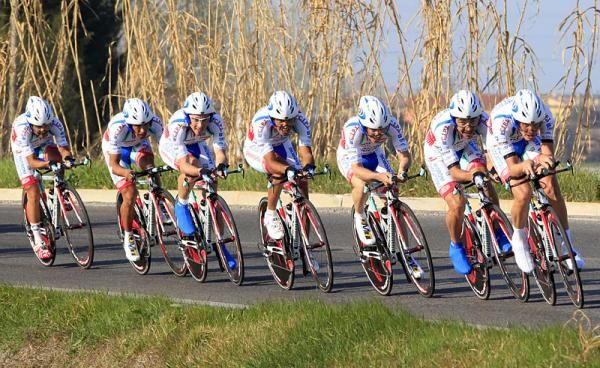 Team Androni Giocattoli rounds a bend