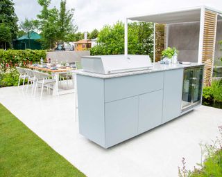 modern garden with built-in BBQ by consilium hortus