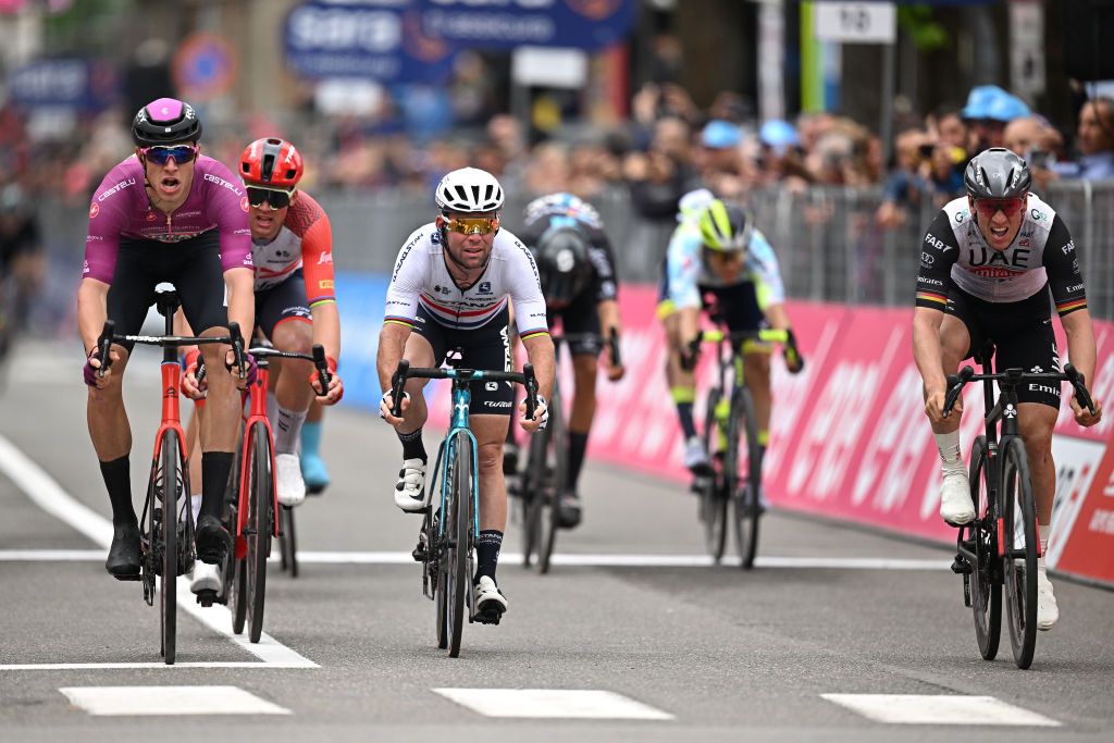 Mark Cavendish (center) finished third on stage 11 of the 2023 Giro d&#039;Italia