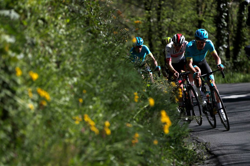 Fuglsang drives the elite break in service of team leader Ion Izagirre
