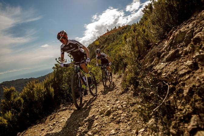 Keegan Swenson leads Anton Cooper