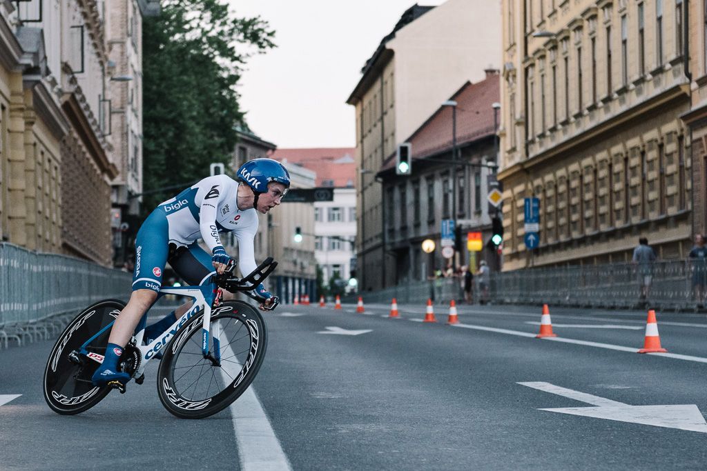 Annemiek van Vleuten on her way to winning the prologue.